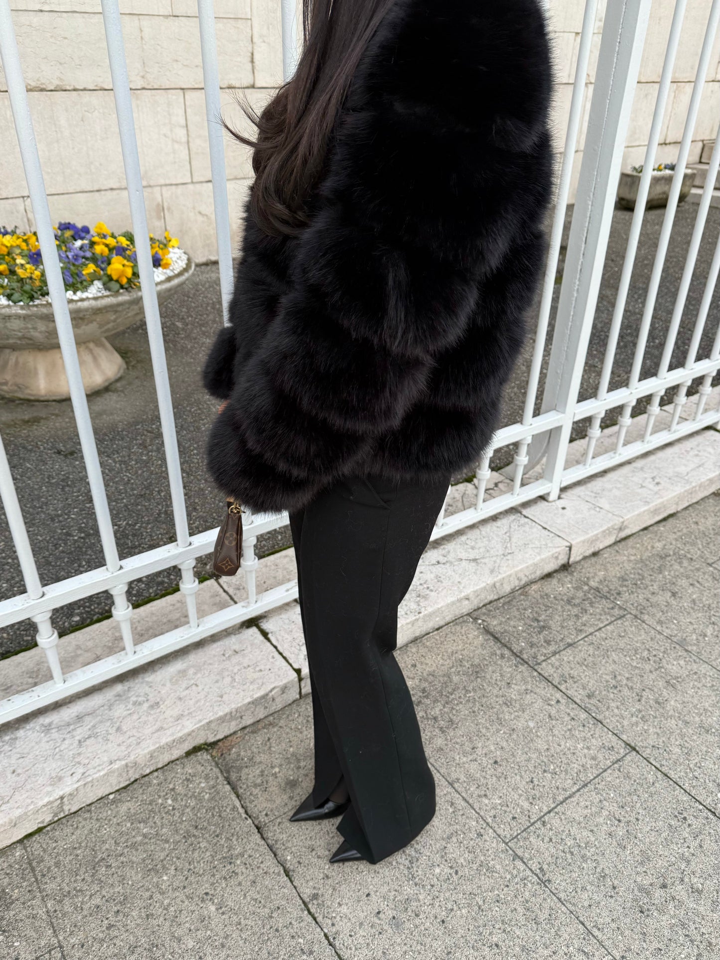 FOURRURE NOIRE MANCHES LONGUES